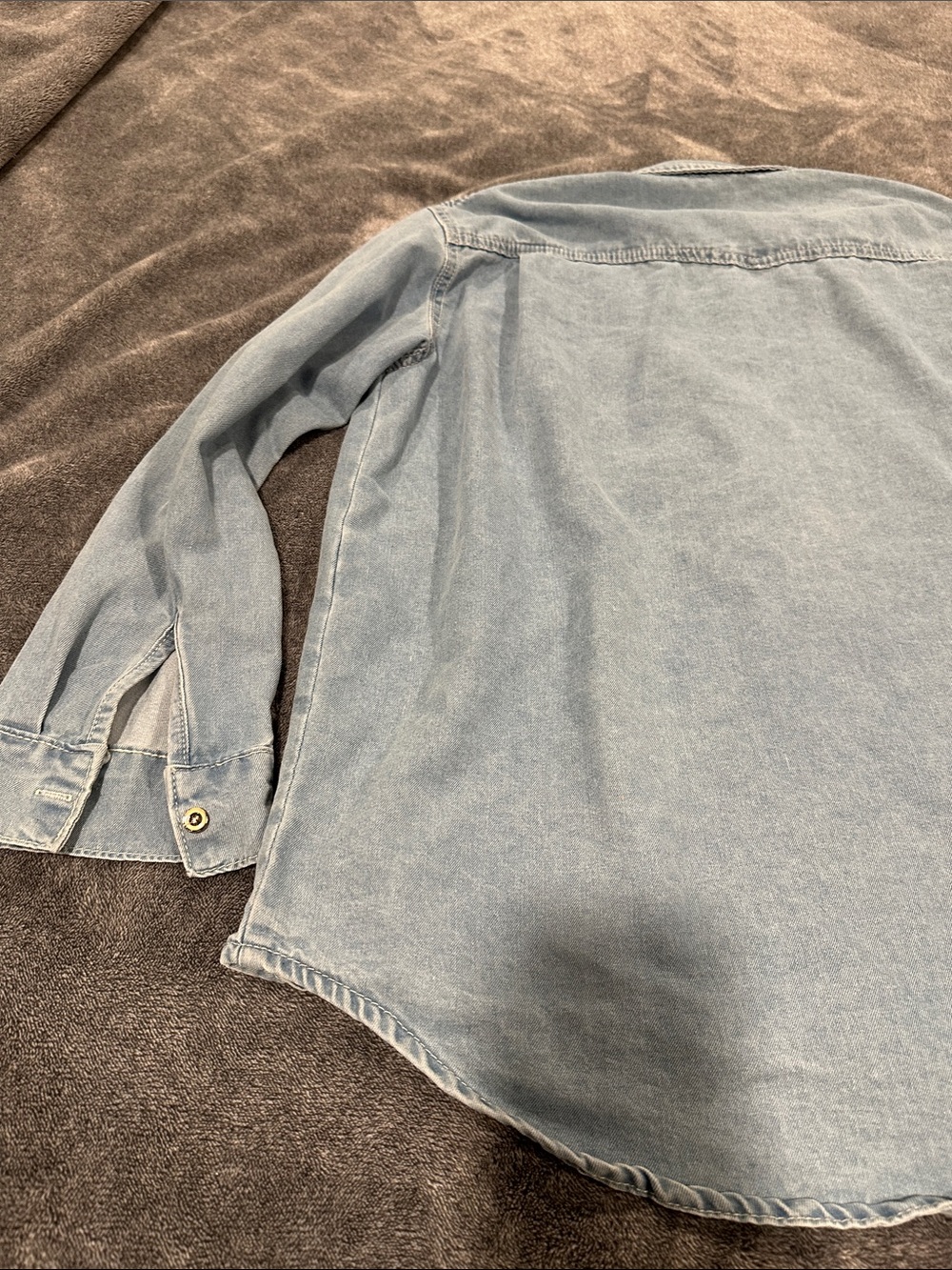 Light Blue Denim Button-Front Shirt. Size medium - Picture 10 of 14